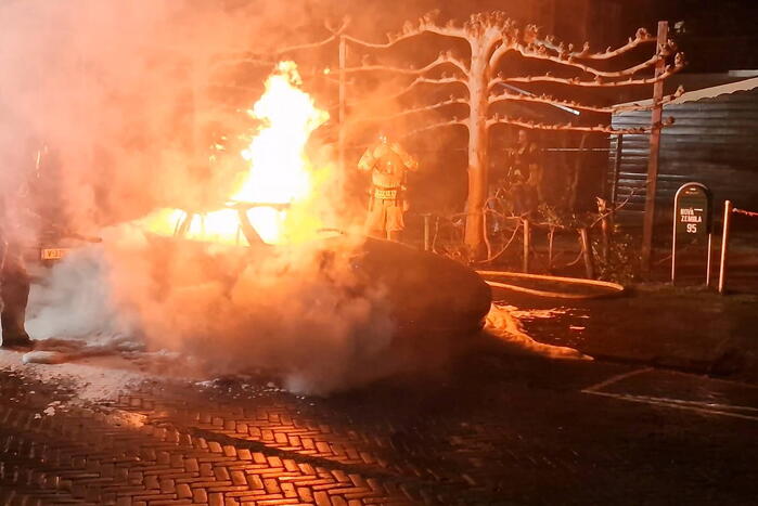 Geparkeerde cabrio volledig uitgebrand