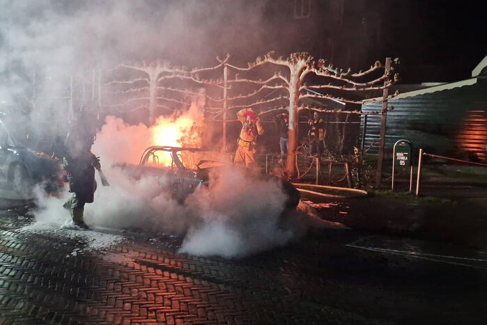 Geparkeerde cabrio volledig uitgebrand