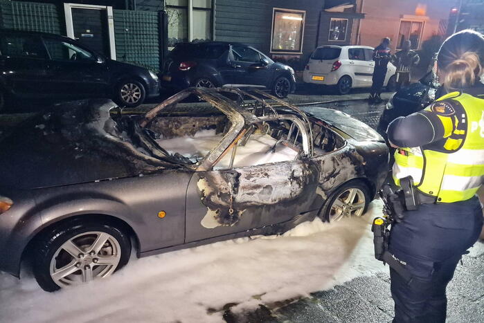Geparkeerde cabrio volledig uitgebrand
