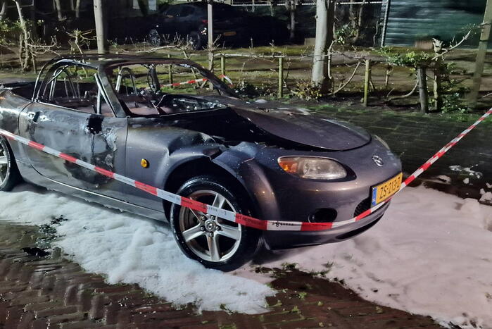 Geparkeerde cabrio volledig uitgebrand