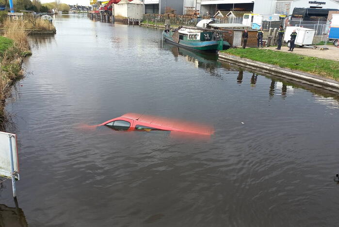 Bestelbus raakt te water