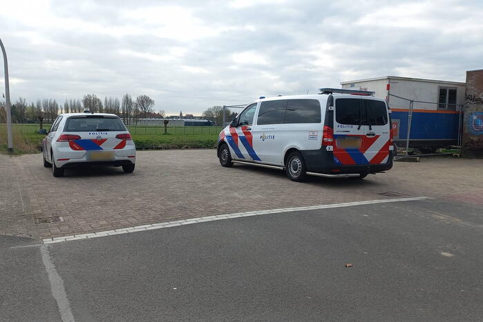 Bestelbus raakt te water