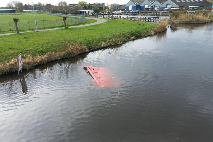 Bestelbus raakt te water
