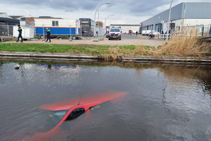 Bestelbus raakt te water