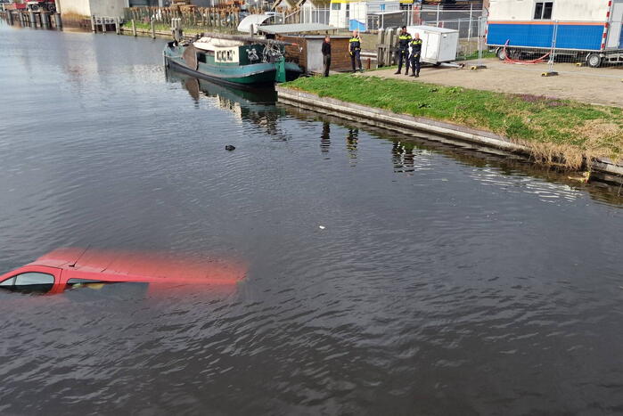 Bestelbus raakt te water