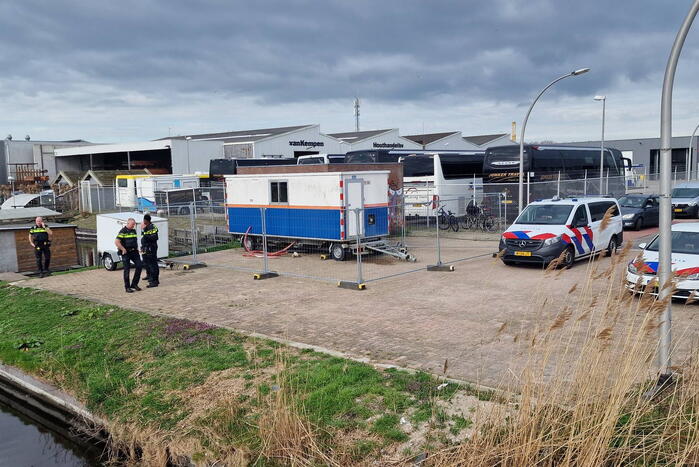 Bestelbus raakt te water