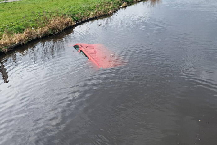 Bestelbus raakt te water