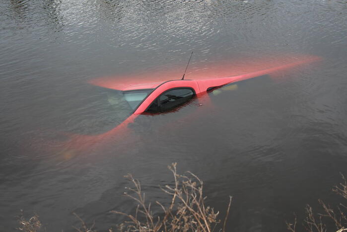 Bestelbus raakt te water