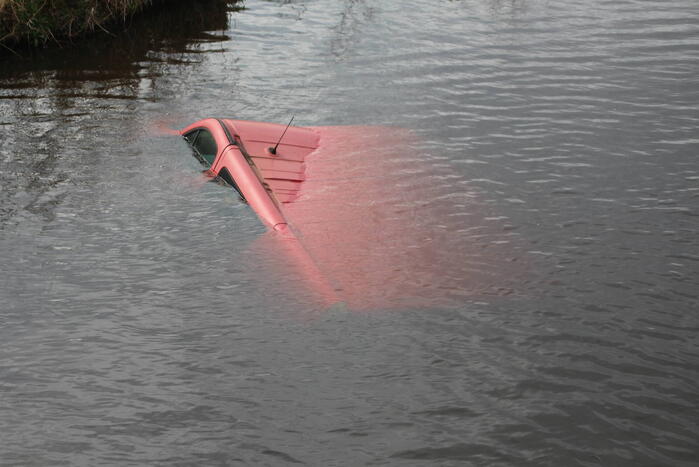 Bestelbus raakt te water