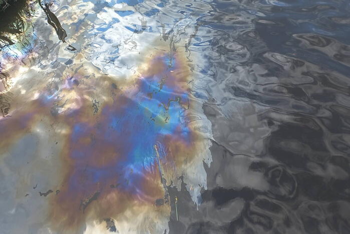 Bestelbus raakt te water