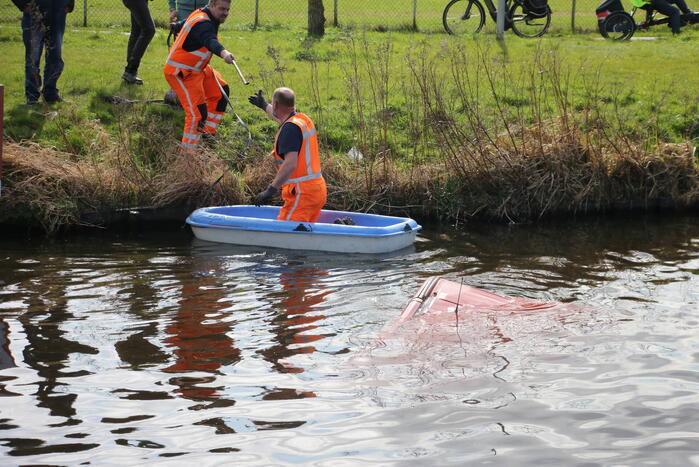 Bestelbus raakt te water