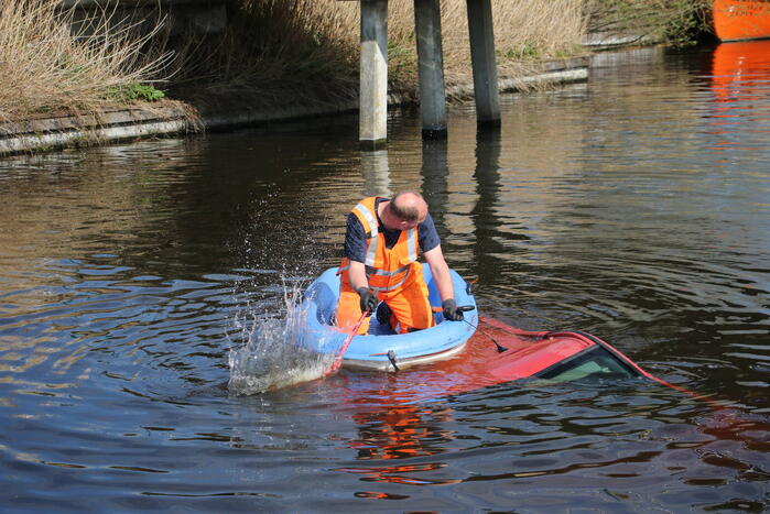 Bestelbus raakt te water