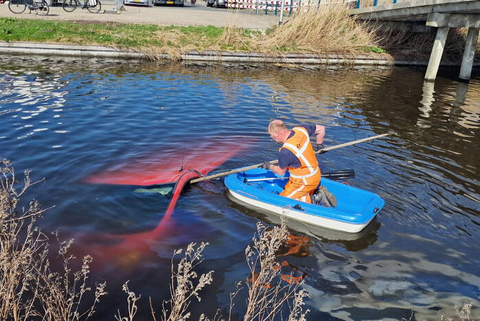 Bestelbus raakt te water