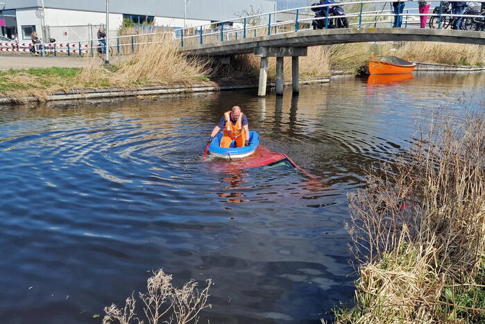Bestelbus raakt te water