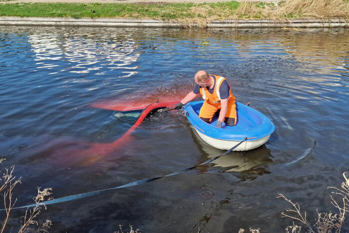 Bestelbus raakt te water
