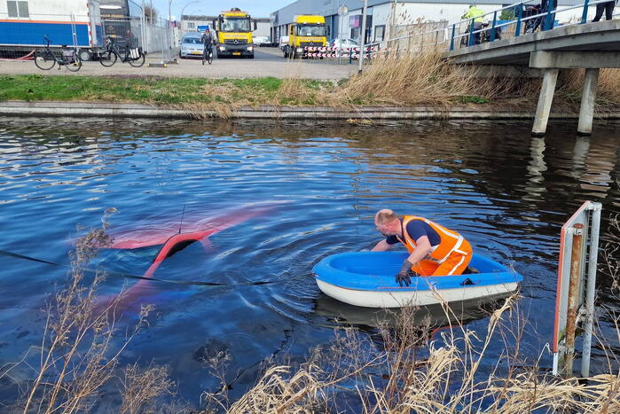 Bestelbus raakt te water