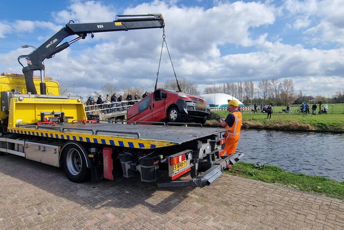 Bestelbus raakt te water