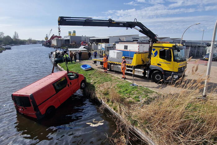 Bestelbus raakt te water