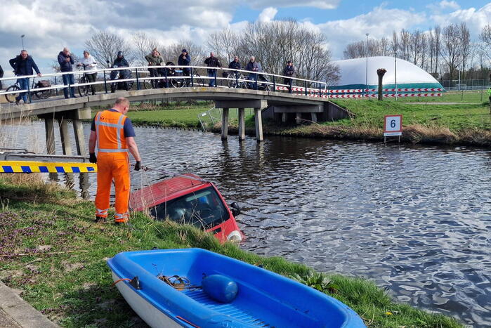 Bestelbus raakt te water