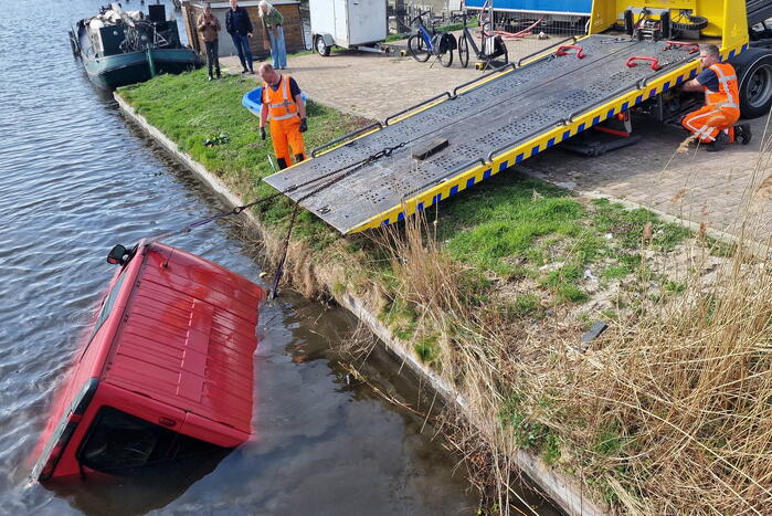 Bestelbus raakt te water