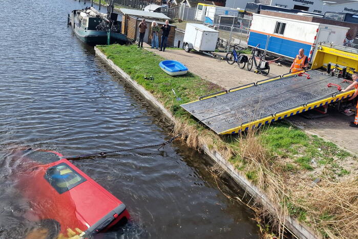 Bestelbus raakt te water