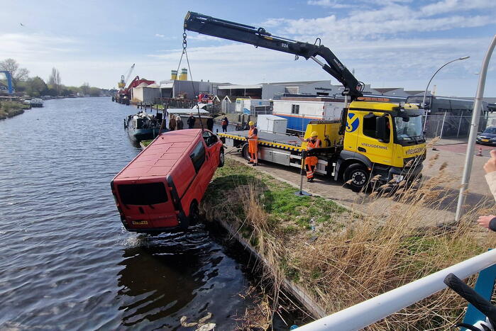 Bestelbus raakt te water