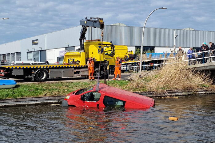 Bestelbus raakt te water