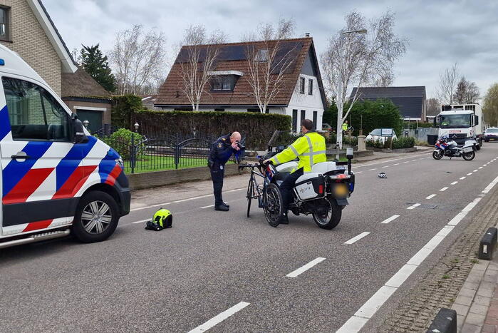 Motoragent onderweg naar overval krijgt ongeval met fietser
