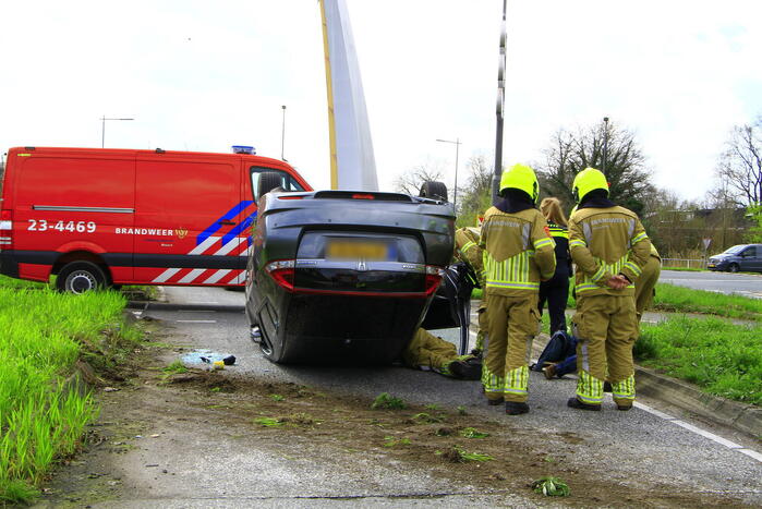 Auto belandt op z'n kop na aanrijding met vrachtwagen
