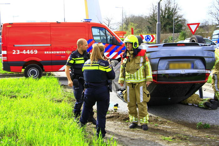 Auto belandt op z'n kop na aanrijding met vrachtwagen