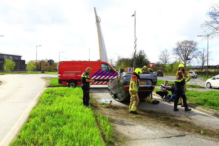 Auto belandt op z'n kop na aanrijding met vrachtwagen