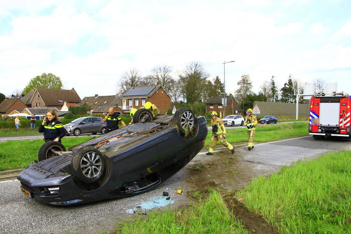 Auto belandt op z'n kop na aanrijding met vrachtwagen