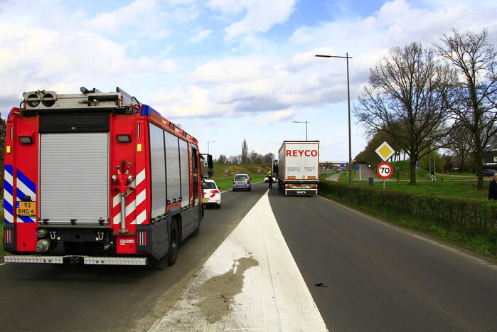 Auto belandt op z'n kop na aanrijding met vrachtwagen