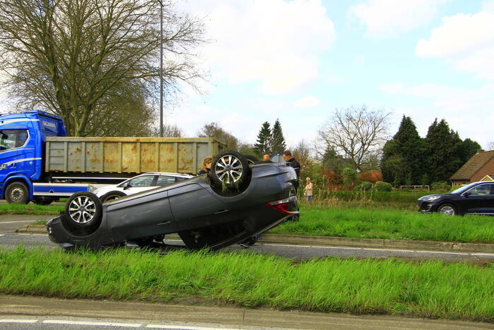 Auto belandt op z'n kop na aanrijding met vrachtwagen