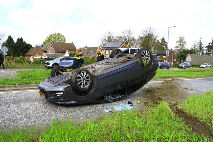 Auto belandt op z'n kop na aanrijding met vrachtwagen