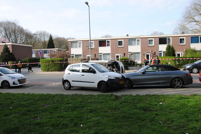 Auto kantelt na rijden tegen stilstaande auto's