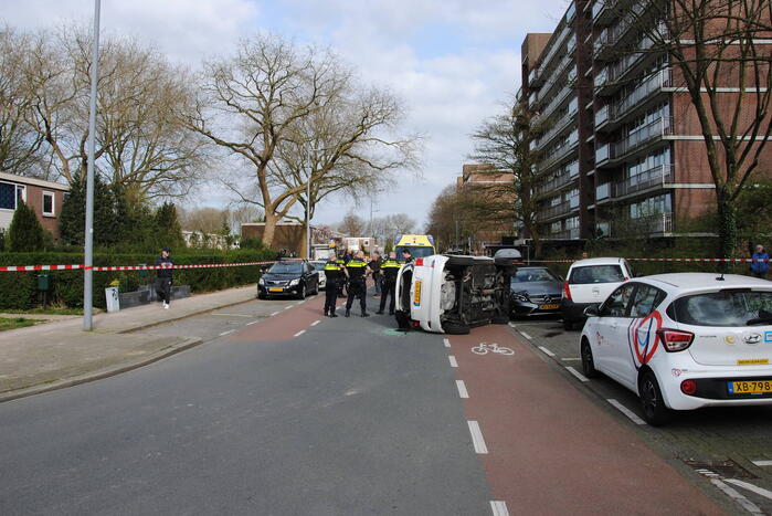 Auto kantelt na rijden tegen stilstaande auto's