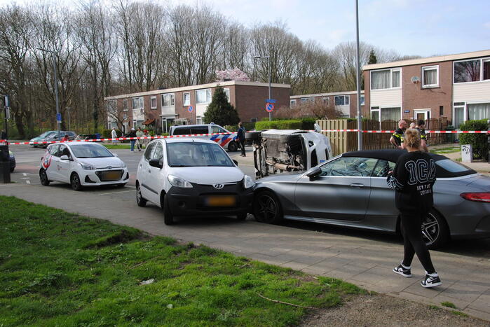 Auto kantelt na rijden tegen stilstaande auto's