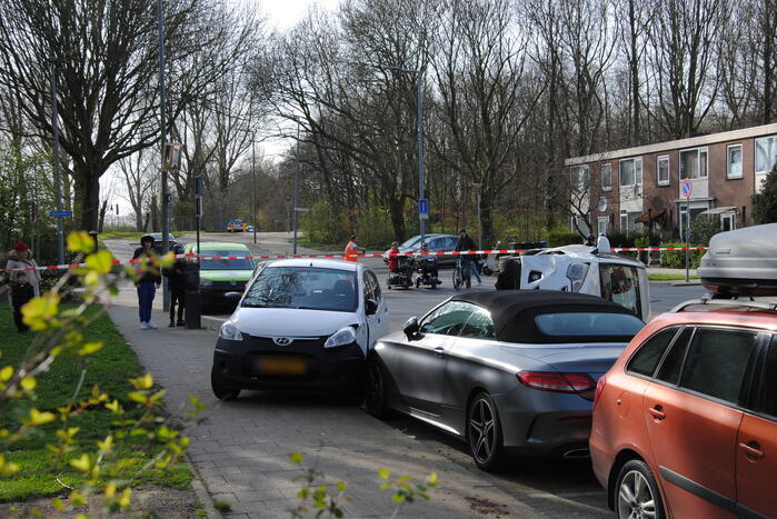 Auto kantelt na rijden tegen stilstaande auto's