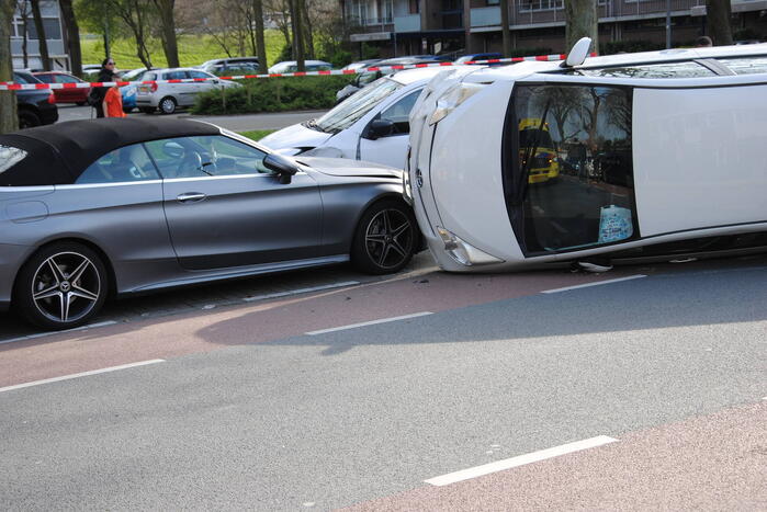 Auto kantelt na rijden tegen stilstaande auto's