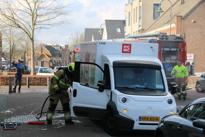 Bezorgbus van Picnic vliegt in brand