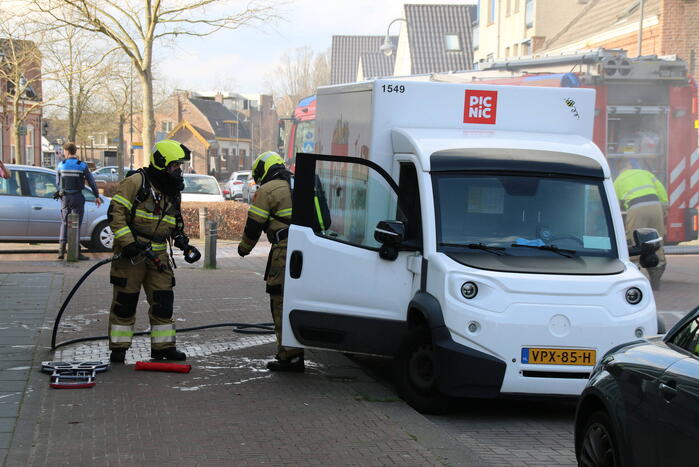 Bezorgbus van Picnic vliegt in brand