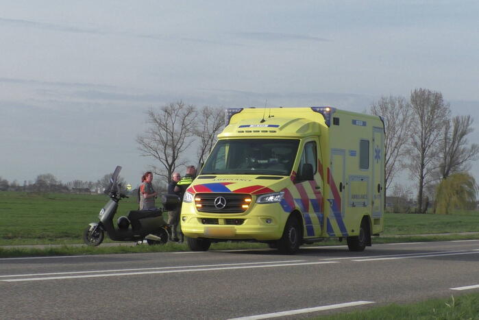 Scooterrijder en fietser in botsing