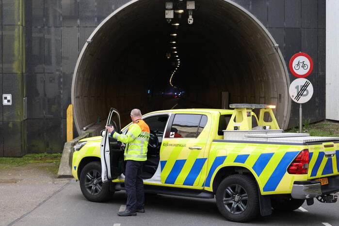 Brandweer onderzoekt mogelijke brand in graafmachine in tunnelbuis