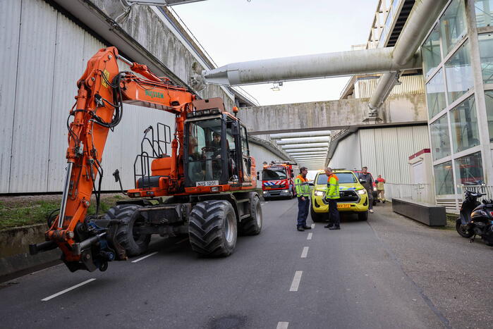Brandweer onderzoekt mogelijke brand in graafmachine in tunnelbuis