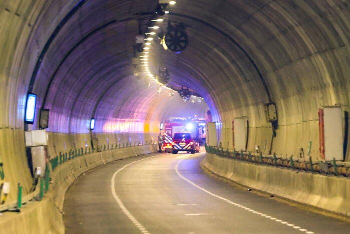 Brandweer onderzoekt mogelijke brand in graafmachine in tunnelbuis