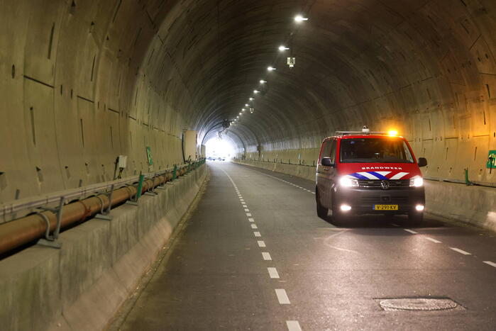 Brandweer onderzoekt mogelijke brand in graafmachine in tunnelbuis