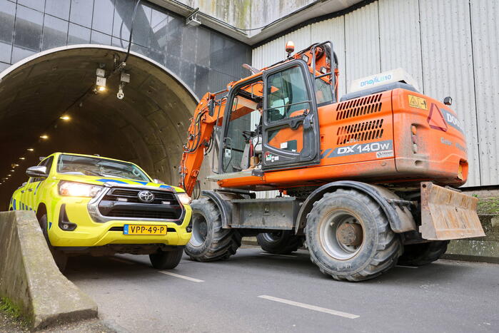 Brandweer onderzoekt mogelijke brand in graafmachine in tunnelbuis