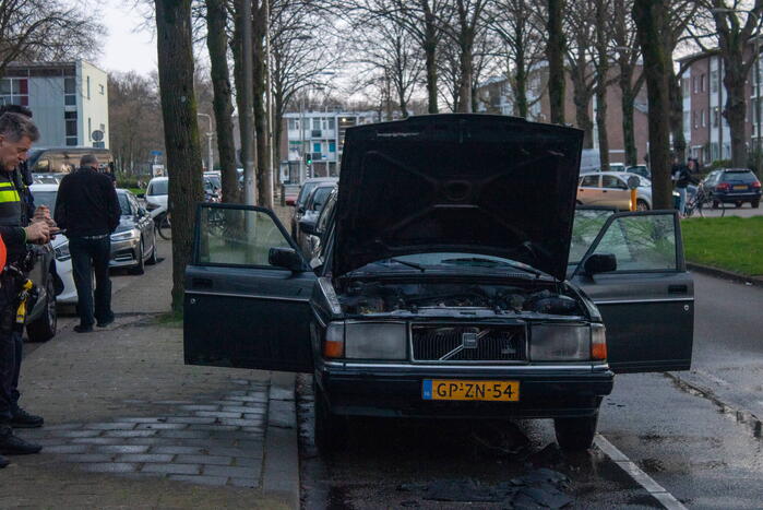 Auto vliegt net na rit in brand