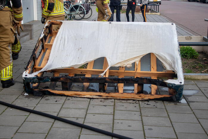 Bed vliegt in brand in appartement